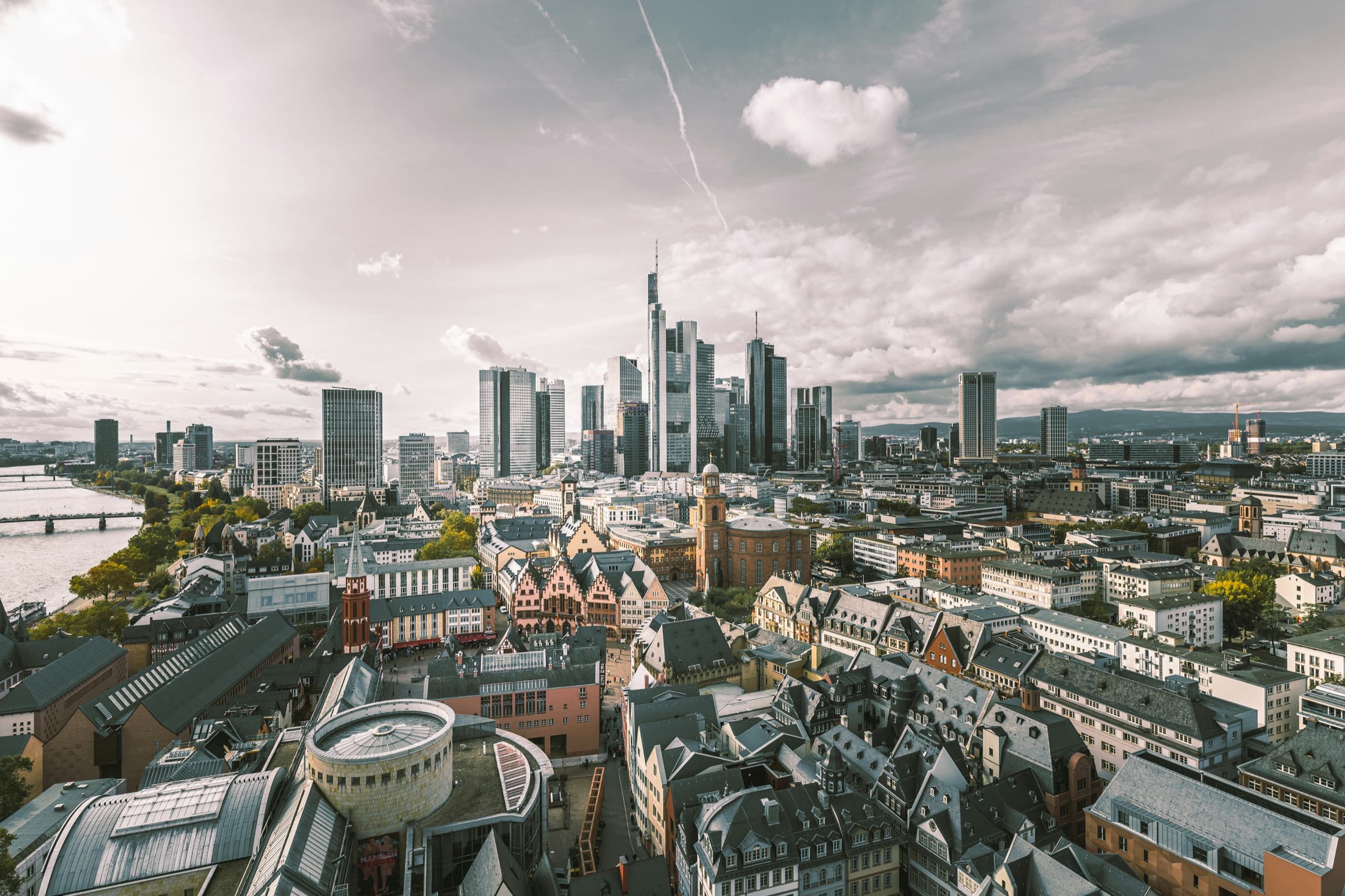 Blick über die Frankfurter Altstadt mit dem Römer auf die Skyline des Bankenviertels